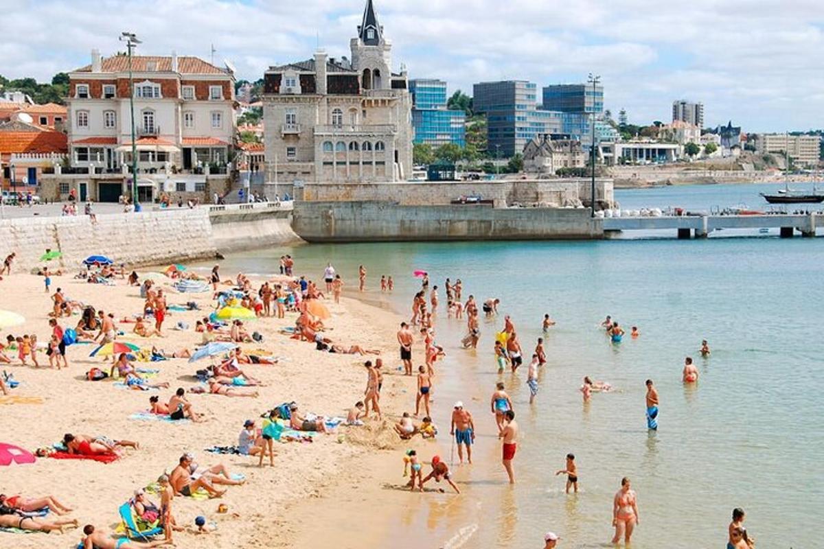 un grup de persones a la platja a l'aigua