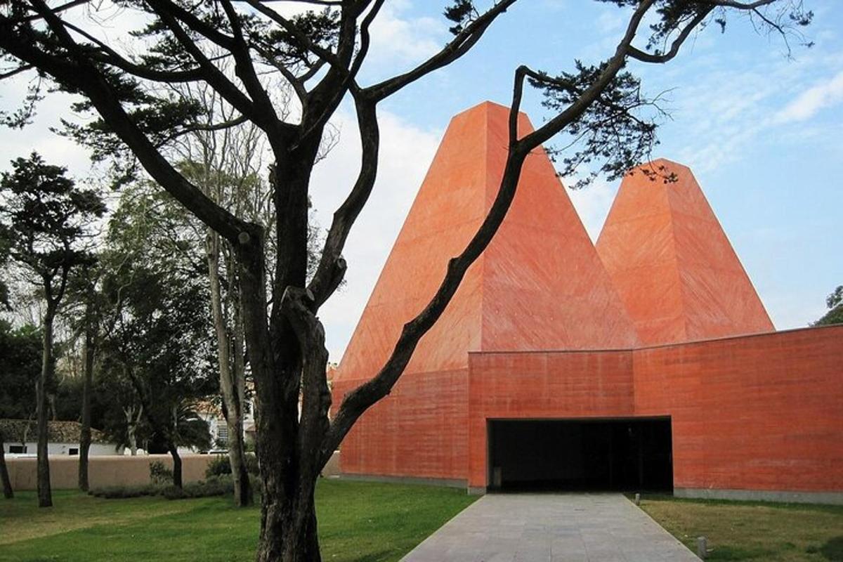 un edifici de maó vermell amb un arbre al davant