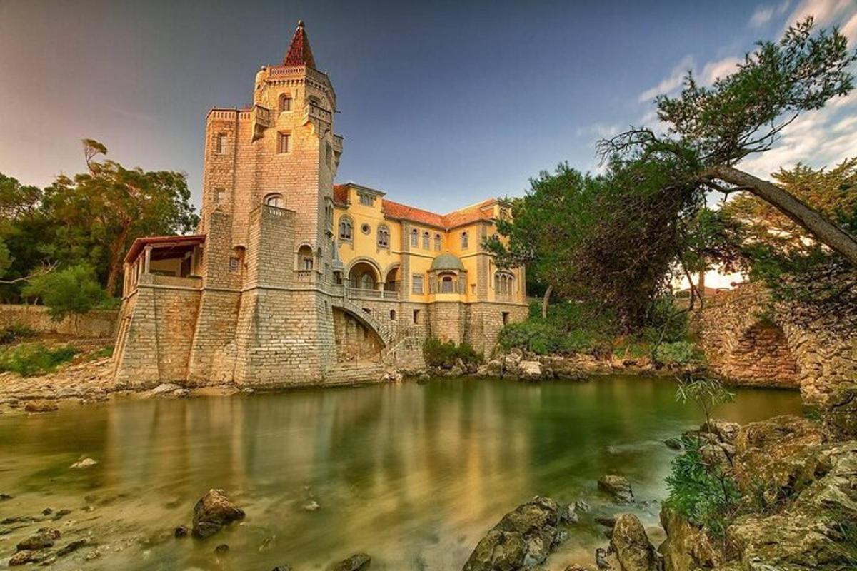 un edifici amb una torre al mig d'un riu