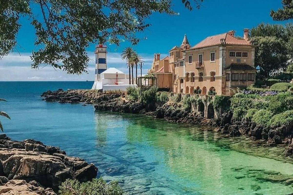 una casa i un far vora l'aigua