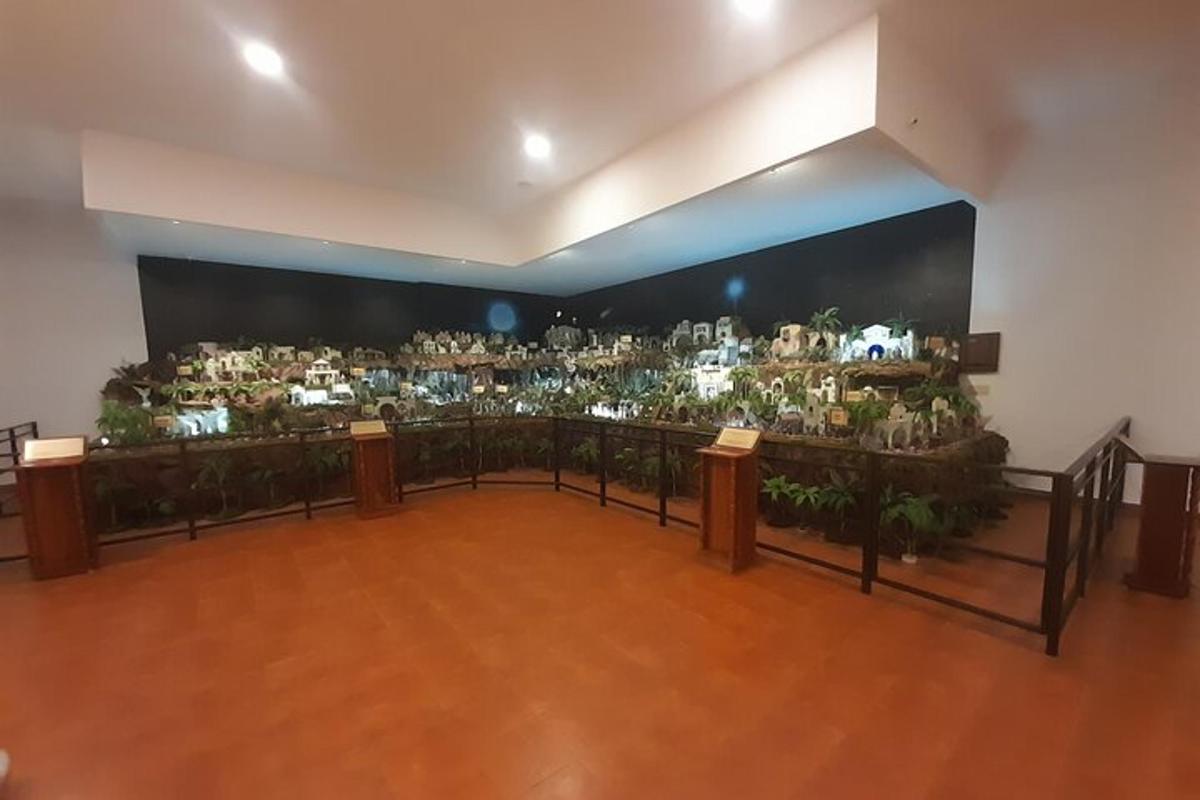 una grande sala con una grande esposizione di statuette
