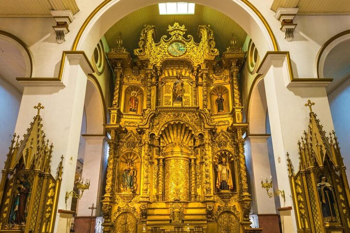 egy nagy aranyoltár egy templomban