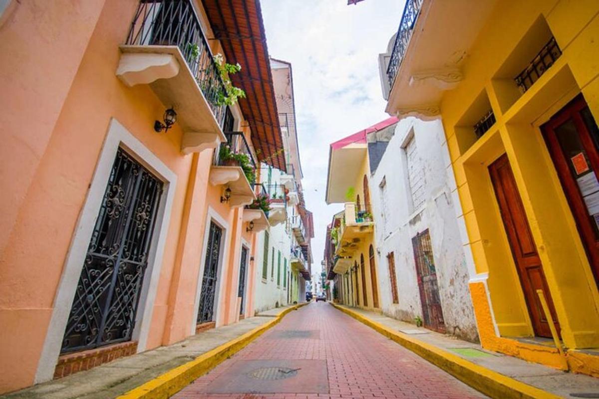 uma rua vazia em um beco entre prédios