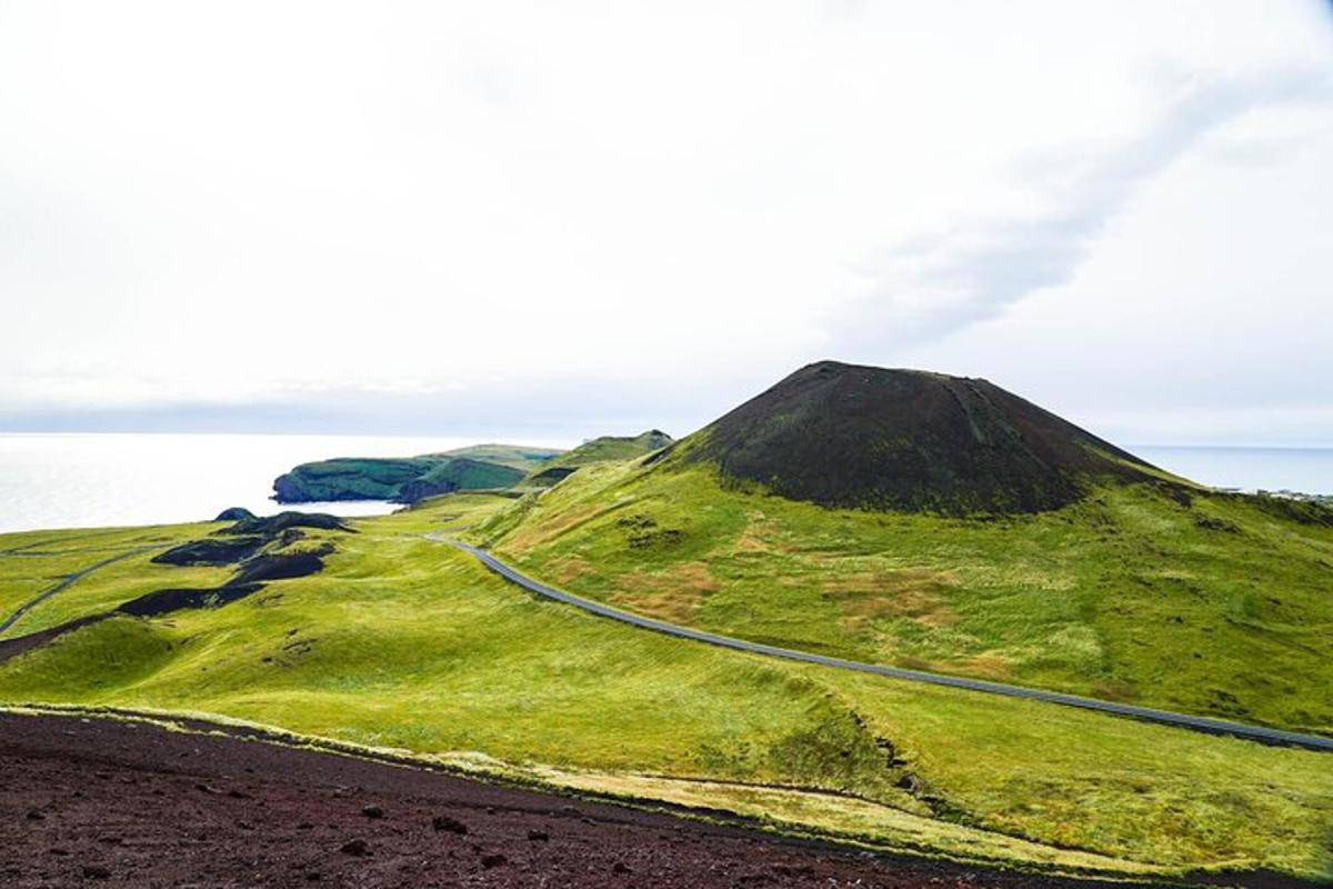 jalan di atas bukit di sebelah lautan