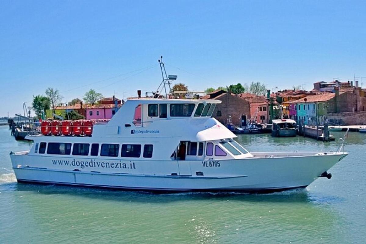 un vaixell blanc a l'aigua amb edificis al fons