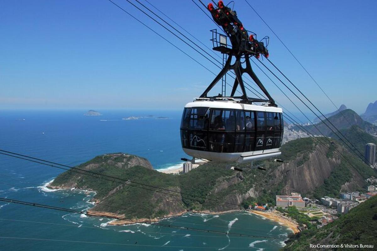 một chiếc cáp treo đang bay qua đại dương