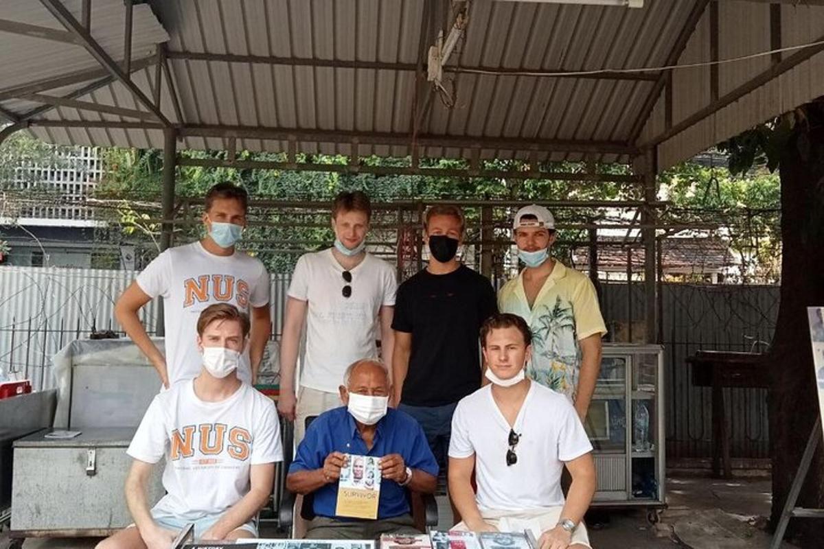 isang grupo ng mga lalaki na nakasuot ng maskara na nagpapa-picture