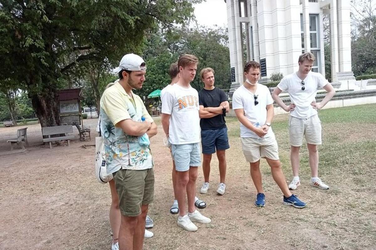 un grup de joves drets davant d'un edifici