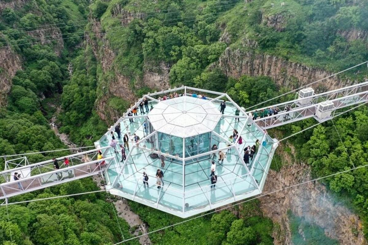un gruppo di persone su un ponte di vetro nel cielo