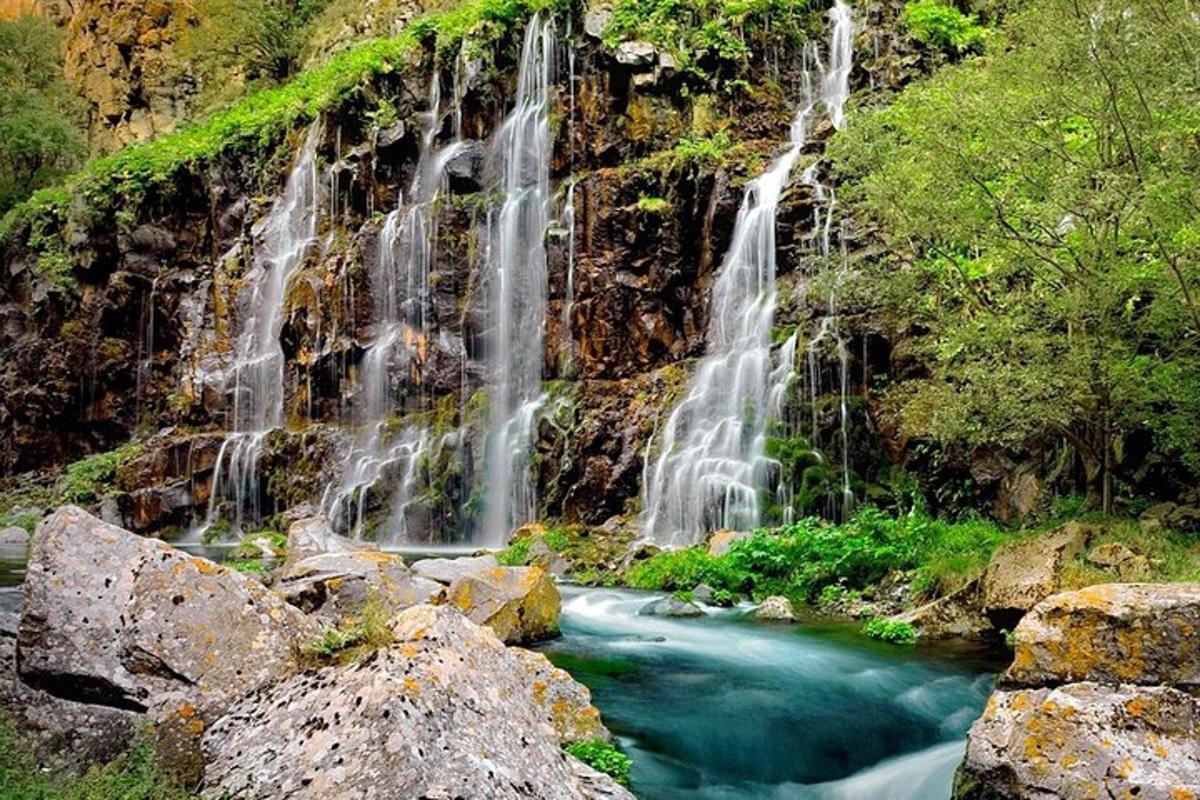 una cascata in mezzo a un fiume
