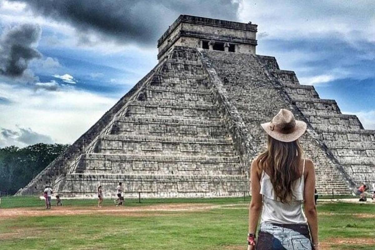 žena stoji ispred piramide