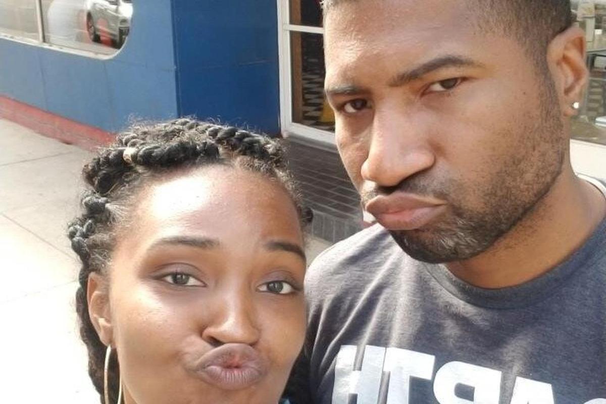 Un hombre y una mujer posando para una foto