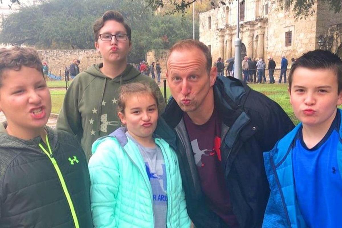 skupina lidí stojících před budovou