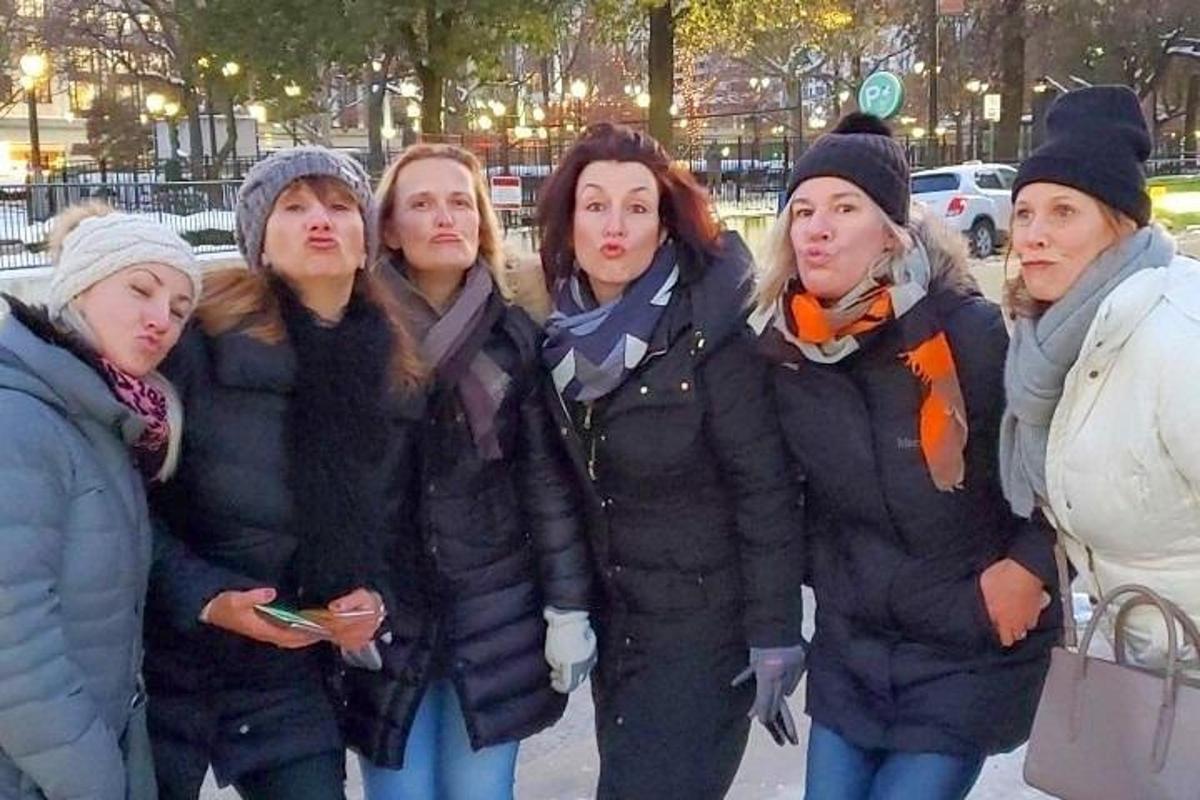 un grup de dones que estan dretes una al costat de l'altra