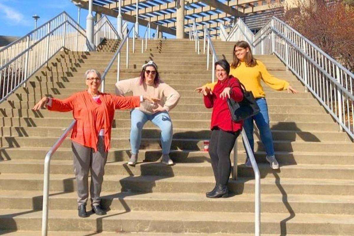 un grup de persones pujant les escales