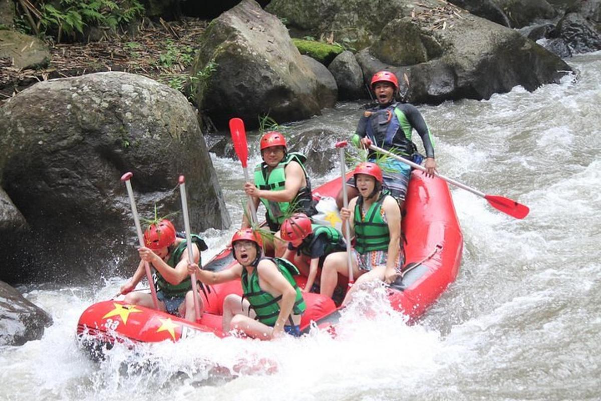 un gruppo di persone su una zattera in un fiume