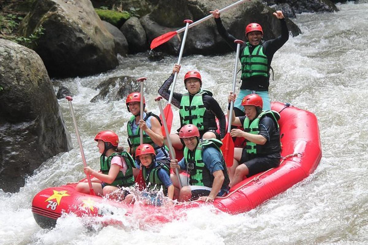 un gruppo di persone su una zattera su un fiume