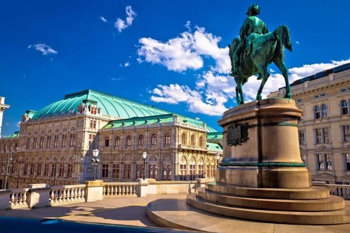 eine Statue eines Mannes auf einem Pferd vor einem Gebäude
