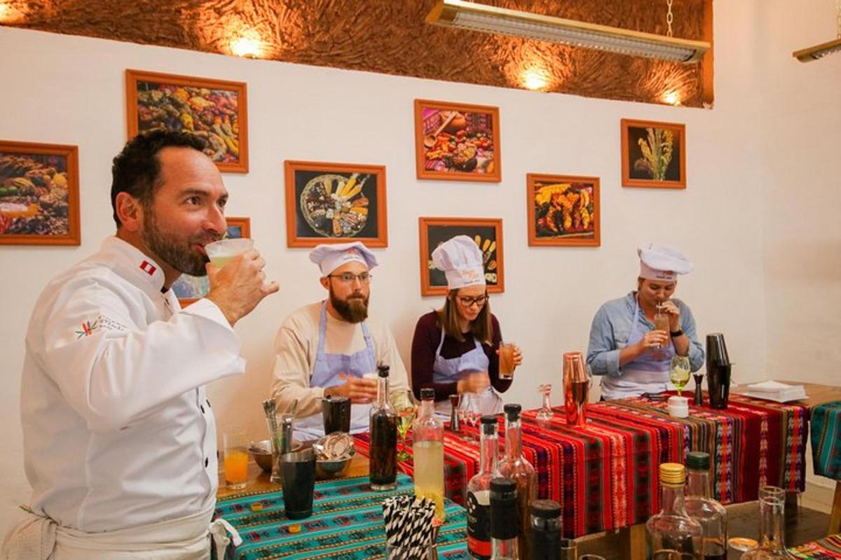 un gruppo di uomini seduti attorno a un tavolo che bevono vino