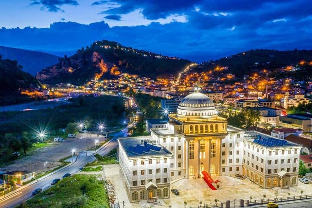 una vista de una ciudad de noche