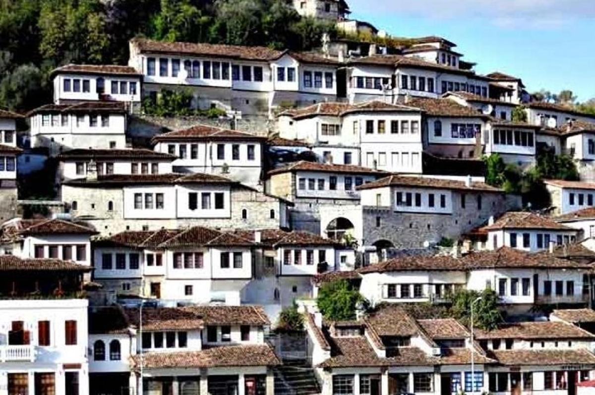 un grup de cases blanques en un turó