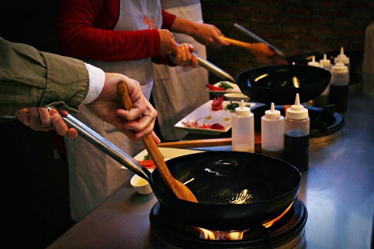 un grupo de personas cocinando comida en un wok