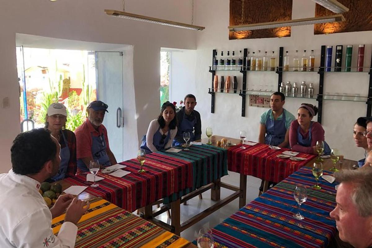 Un grupo de personas de pie alrededor de una mesa con copas de vino.