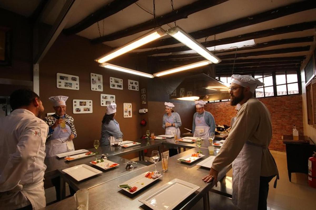Un grupo de chefs en una cocina preparando comida.