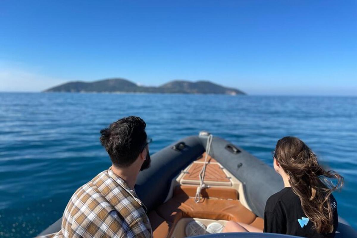 ein Mann und eine Frau auf einem Boot im Wasser