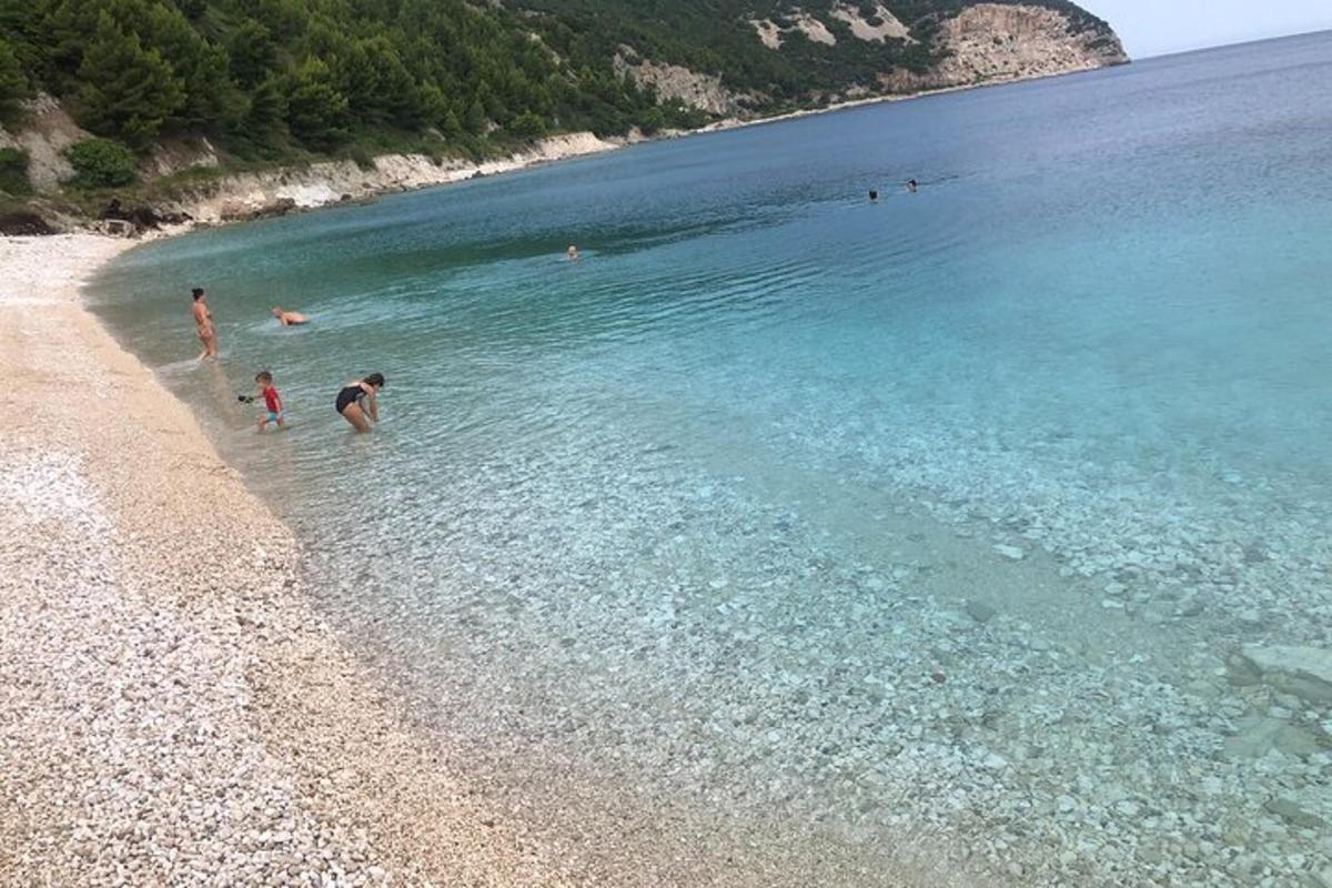 eine Gruppe von Menschen im Wasser an einem Strand