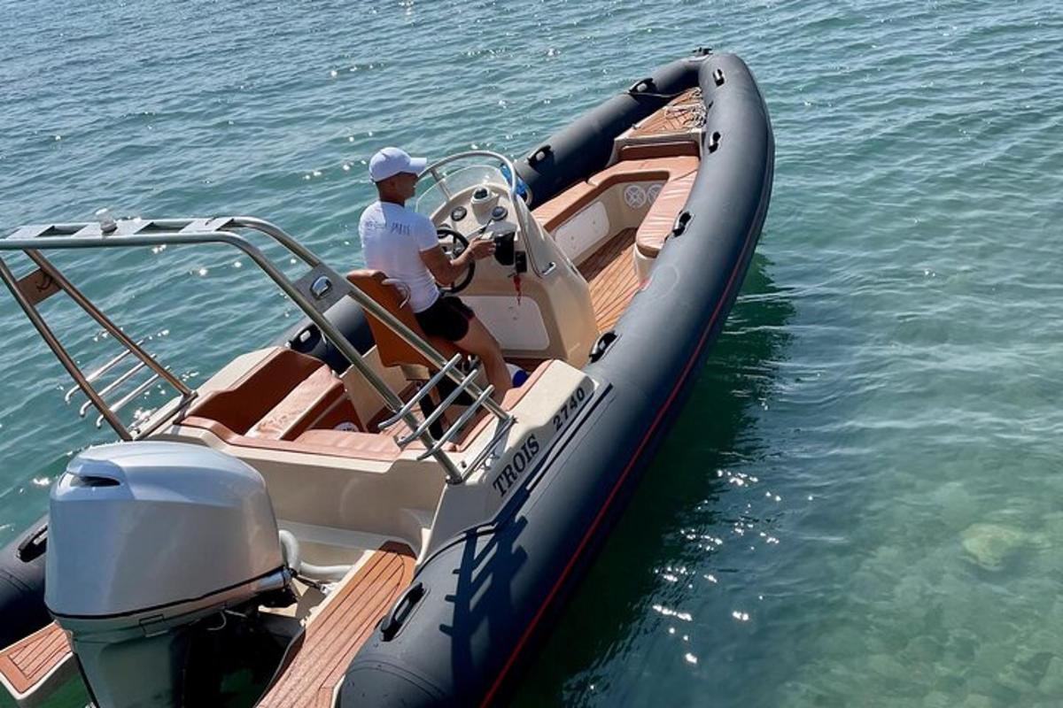 ein Mann, der in einem Boot im Wasser sitzt