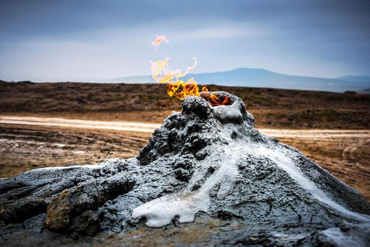 uma pilha de fogo em uma rocha no deserto