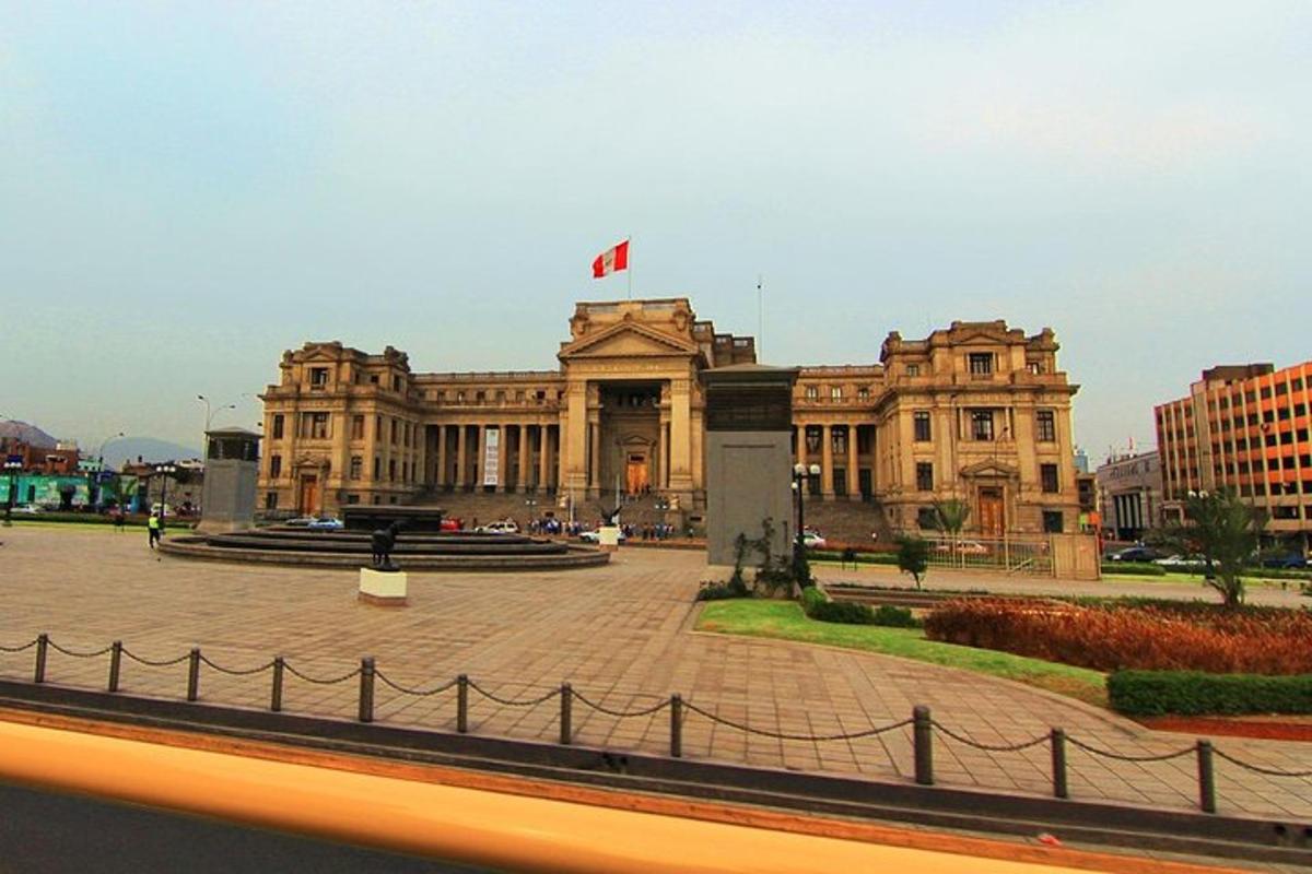 ein großes Gebäude mit einer Flagge darauf