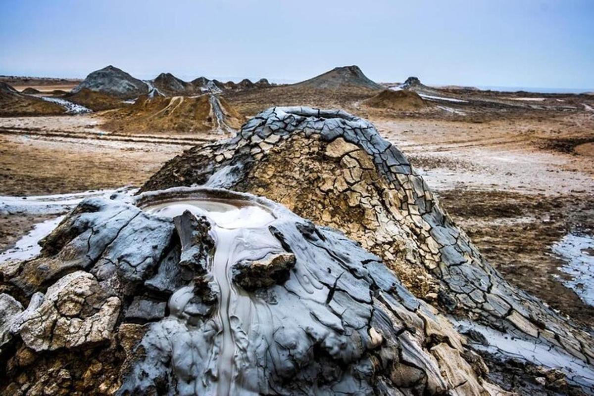 uma formação rochosa com neve em um deserto