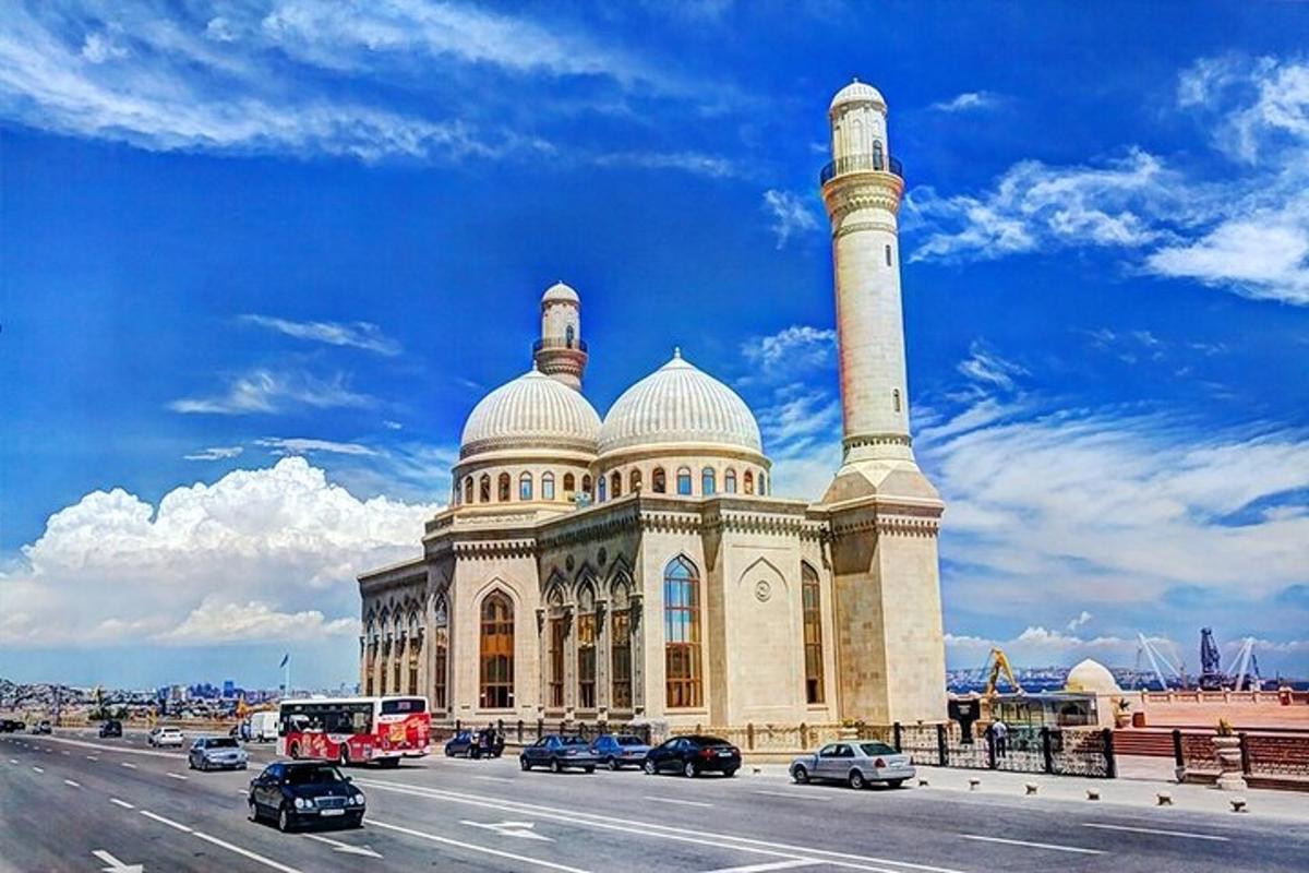 um grande edifício com uma mesquita na beira de uma estrada