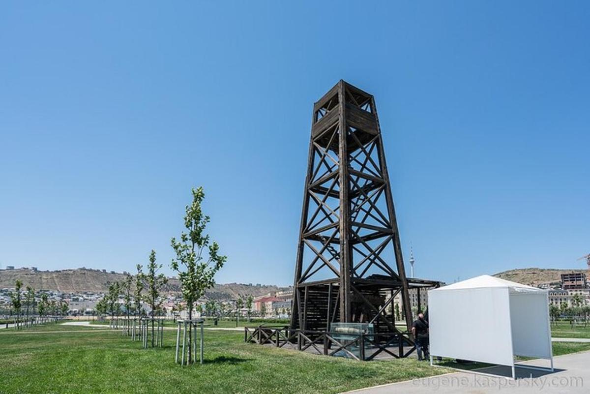 uma torre em um parque com um objeto branco na grama