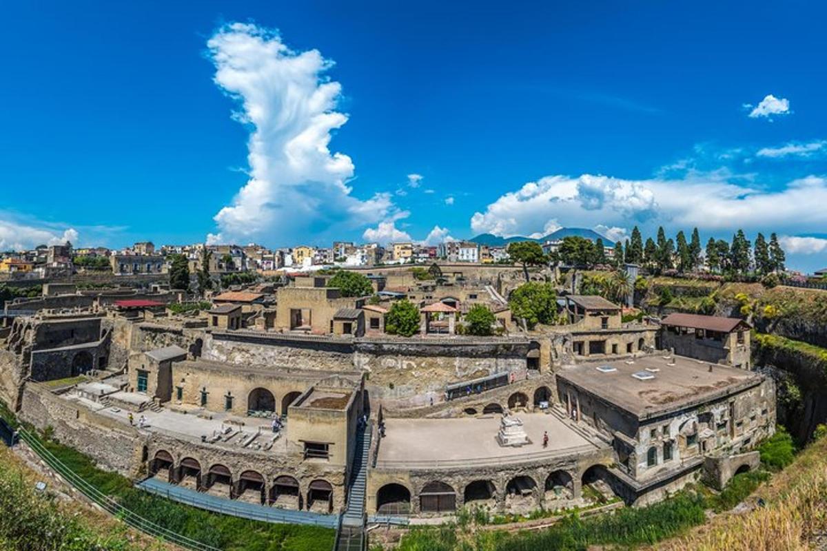 un vecchio edificio con una città sullo sfondo