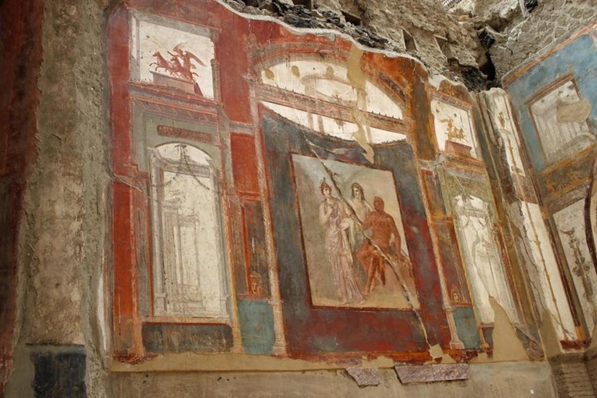 un muro con dipinti in un edificio