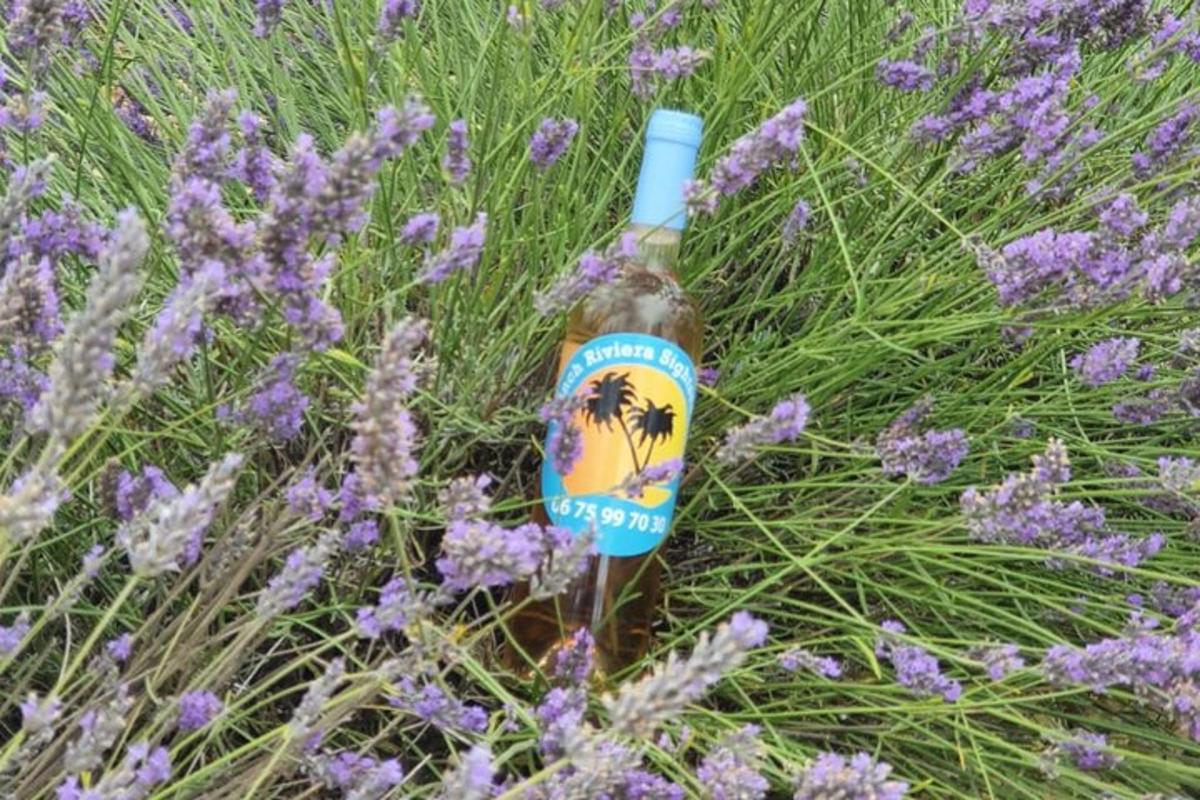 una botella en medio de un campo de lavanda