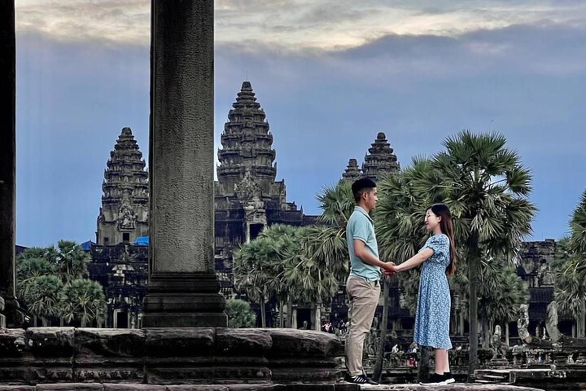 seorang lelaki dan seorang wanita berdiri di hadapan kuil