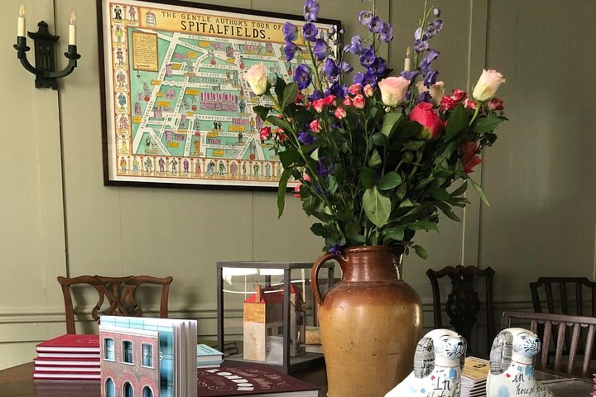 um vaso com flores sobre uma mesa