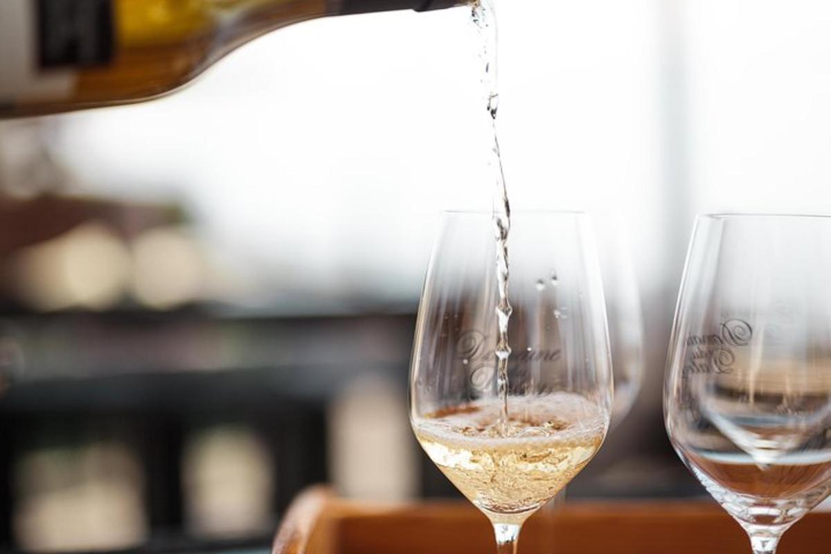 dois copos de vinho branco estão sobre uma mesa