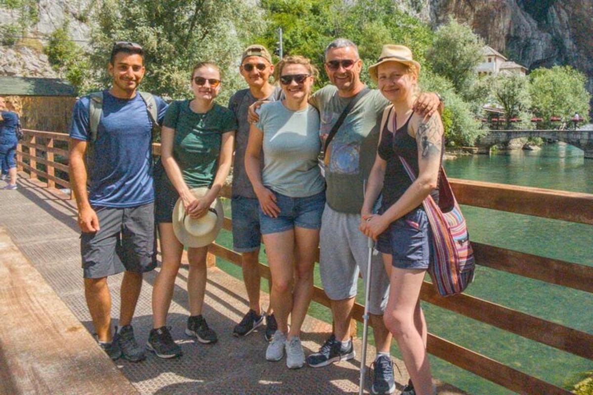 grupp inimesi poseerib sillal pildi jaoks