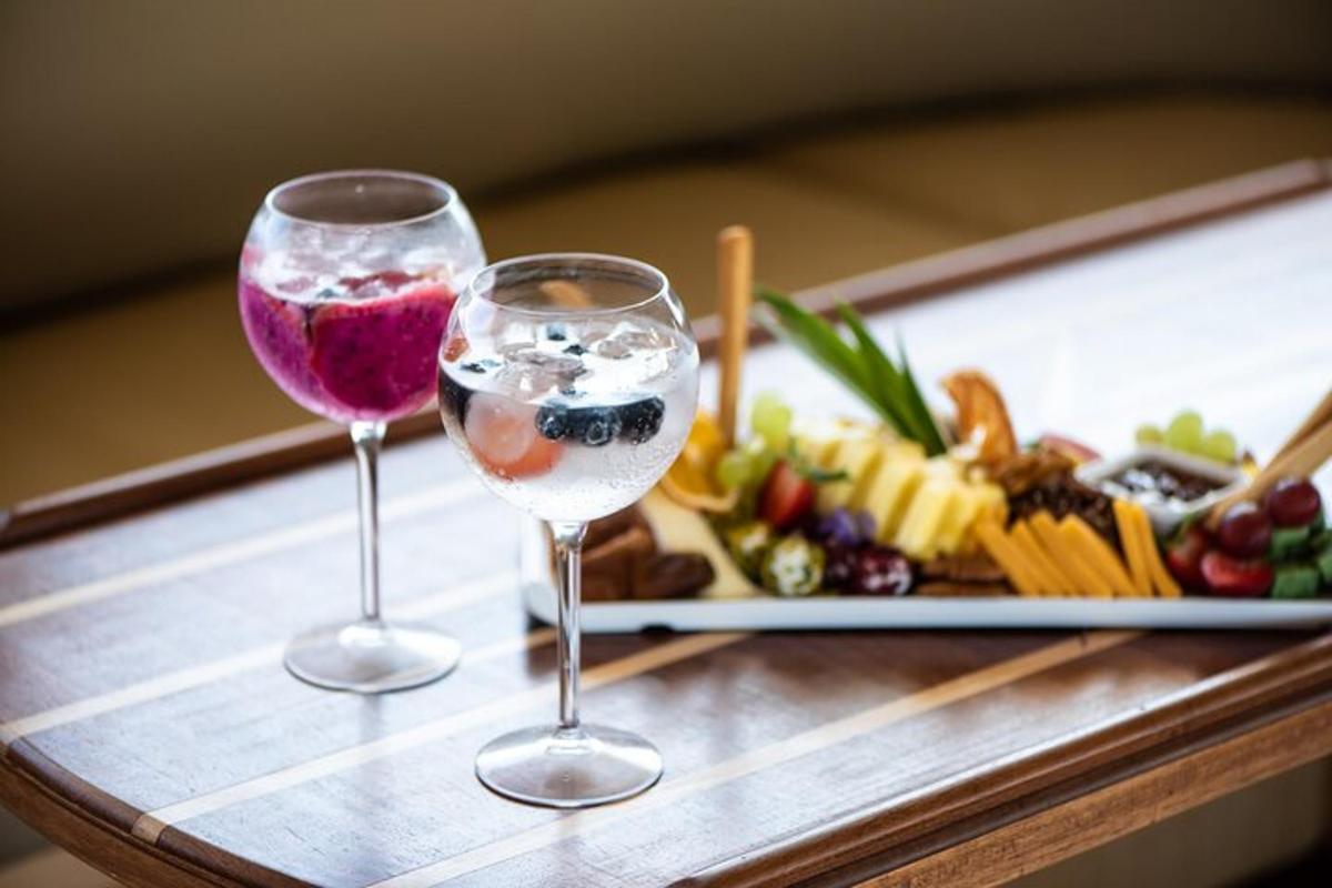 dos copas de vino y una bandeja de comida