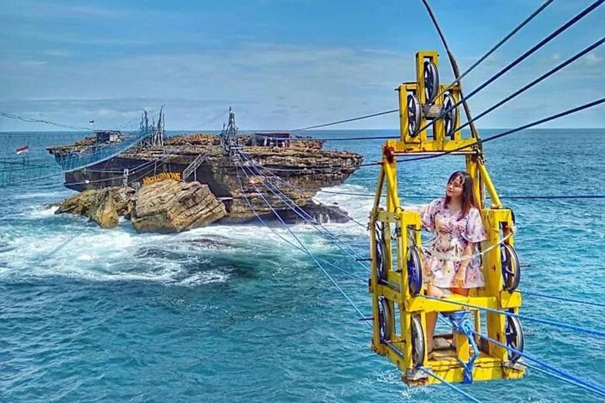 una donna in piedi su una piattaforma gialla nell'oceano