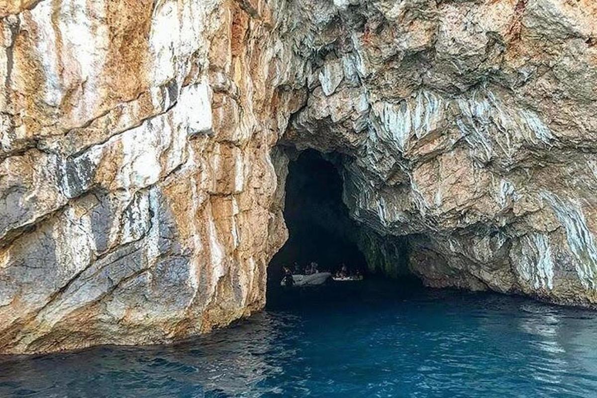o peșteră în coasta unei stânci
