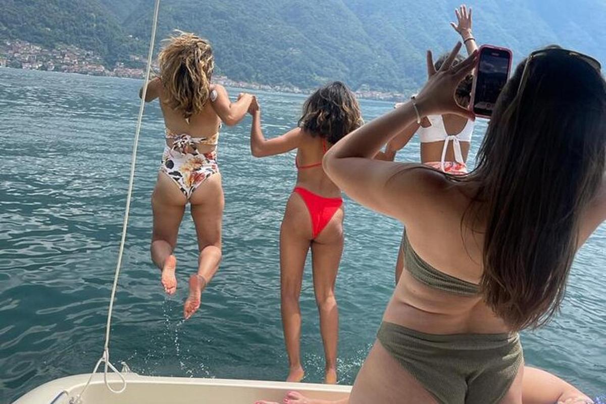 tres noies saltant d'un vaixell a l'aigua