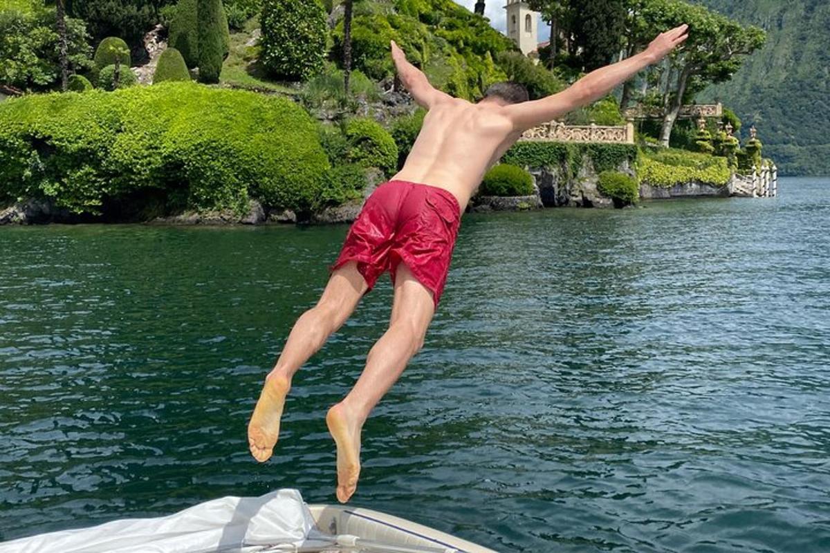 un home saltant d'una barca a l'aigua