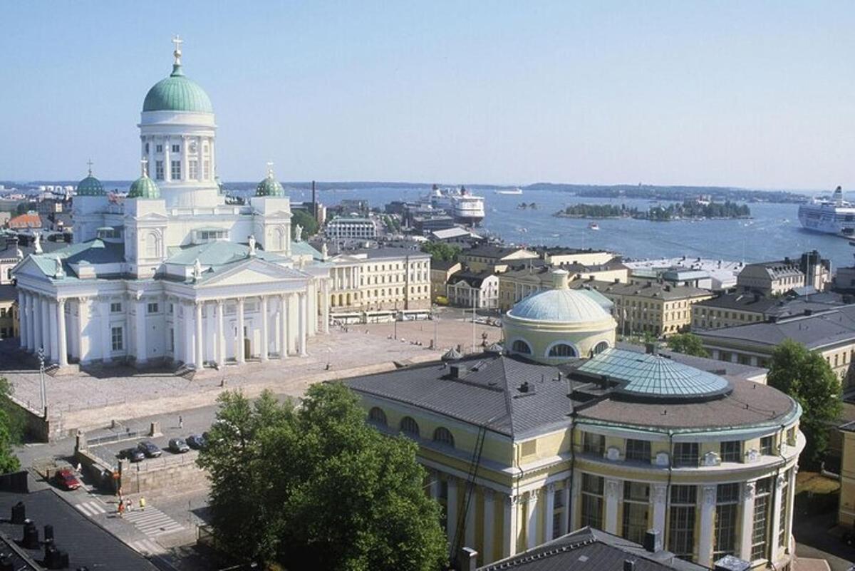 näkymä kaupunkiin, jossa on suuri rakennus