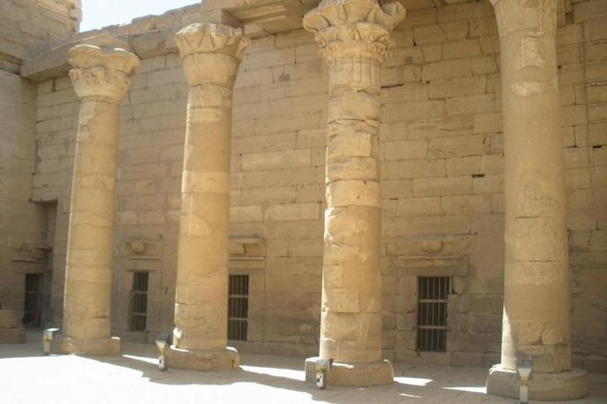 una fila di colonne in un edificio in pietra
